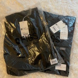 NEW FIGS BLACK Men’s three pocket scrub top (M) and Men’s slim nazca pants (S).